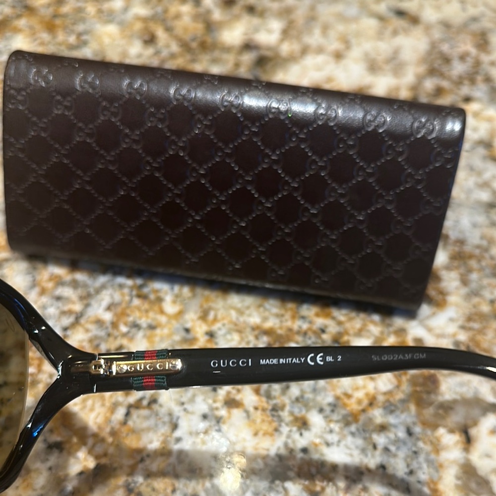 Gucci Black and Brown Sunglasses with Classic Aviator Style - Picture 4 of 10